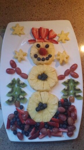 funny food - lustiges essen für gross und klein creativ zubereitet Snowman Fruit Tray, Fruit Snowman, Sommer Mad, Snowman Party, Fruit Creations, Fruit And Veggies, Christmas Fruit, Edible Arrangements, Cute Snacks