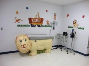 Child Exam Room Paediatric Doctor Office, Pediatric Doctor Office Decor, Pediatric Office Decor, Pediatrics Office, Hospital Decoration, Pediatric Office, Pediatrician Office, Doctor Office Design, Children's Clinic