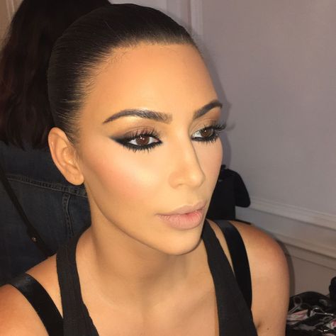 Throwback to this reverse smokey eye look in Cannes last year. Now a very popular trend on social media ♥️ swipe through to see some BTS #MakeupByMario #kimkardashian hair @jenatkinhair Reverse Smokey Eye, Estilo Kim Kardashian, Wedding Makeup For Brunettes, Kardashian Makeup, Kim Kardashian Makeup, Brunette Makeup, Pinterest Makeup, Kim Kardashian Style, Perfect Eyebrows