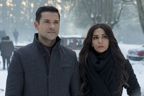 Mark Consuelos and Marisol Nichols in Riverdale (2016) Hiram Lodge, Hermione Lodge, Riverdale Set, Riverdale Season 2, Marisol Nichols, Real Gangster, Mark Consuelos, Mom Daughter Outfits, Friends Episodes