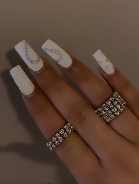 Half Heart Rhinestone Nails, White Nails Crystals, White Nails With Designs With Diamonds, Cute White Nails With Gems, White Acrylics With Gems, White Nail Gem Designs, Plain Y2k Nails, Plain Gem Nails, Plain White Nails With Rhinestones