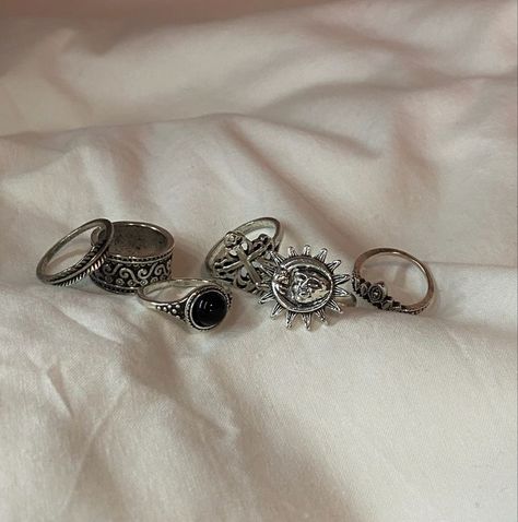 Grunge Jewellery Rings, Accessories Aesthetic Grunge, Grunge Rings Aesthetic, Grunge Jewelry Rings, Rings Dark Aesthetic, Aesthetic Rings Vintage, Vintage Rings Aesthetic, Ring Aesthetic Vintage, Rings Grunge