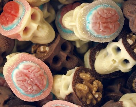 Eat These Delicious Candy Braiiiinns at Your Zombie Dance Party via Brit + Co. Chocolate Skulls, Decorações Com Comidas, Candy Skulls, Chocolate Art, Halloween Treat, Halloween Recipes, Delicious Chocolate, Frappe, Halloween Treats