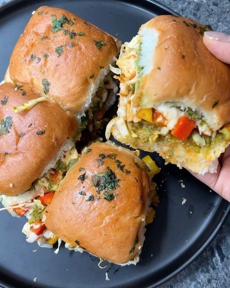 Paneer Sliders, Schezwan Paneer, Sliced Cabbage, Schezwan Sauce, Yellow Bell Pepper, Family At Home, Green Chutney, Slider Recipes, Chaat Masala