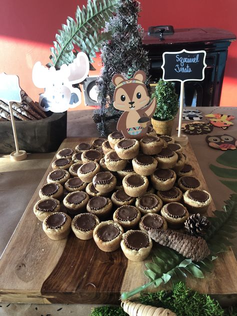 Woodland Theme Food Ideas Dessert Tables, Woodland Decorations Forest Theme, Woodland Themed Baby Shower Ideas, Wilderness Baby Shower Ideas, Woodsy Baby Shower Ideas, Forest Animals Baby Shower Ideas, Cottagecore Party, Woodland Baby Shower Food, Woodsy Baby Showers