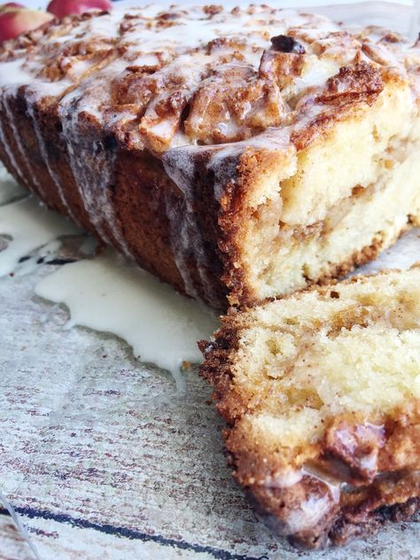 Apple Fritter Cake Loaf – mama of montreal Apple Fritter Cake, Breakfast Loaf, Healthy Cinnamon Rolls, Apple Cinnamon Bread, Swirl Bread, Apple Breakfast, Cinnamon Swirl Bread, Apple Glaze, Apple Fritter