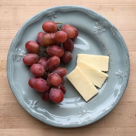 Sweet and savory is the definition of this satisfying snack. #healthysnacks #snacks #recipe #eatingwell #healthy High Protein Snack Recipes, Grapes And Cheese, Healthy Popcorn, Healthy Afternoon Snacks, Snack Craving, Light Snacks, Free Snacks, Healthy Snacks Easy, Green Grapes