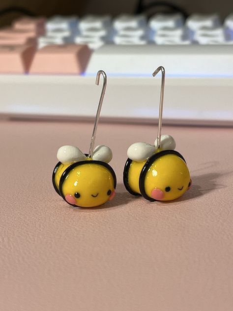 Polymer clay honey bees 🐝 Polymer Clay Honey Bee, Clay Honey Bee, Honey Bee Clay Art, Simple Clay Art Ideas, Cute Animal Clay Sculptures, Small Clay Keychains, Bee Clay Art, Bee Pottery Ideas, Clay Charm Ideas Easy