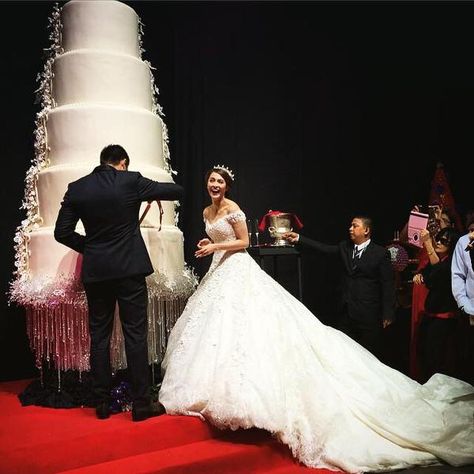 OMG! Biggest cake ever! Couple in the Philippines. Marian Rivera Wedding, Marian Rivera Wedding Gown, Dingdong Dantes, Celebrity Wedding Gowns, Large Wedding Cakes, Wedding Cake Images, Marian Rivera, Wedding Carriage, Big Wedding Cakes