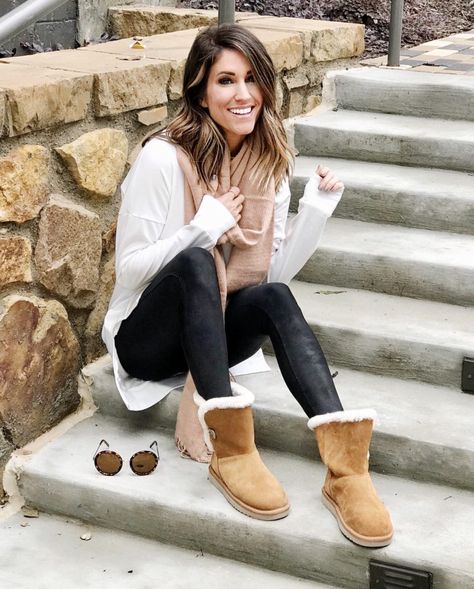 ugg boots outfit Thanksgiving Outfit Women Casual, Thanksgiving Outfit Women, Boots And Leggings, Legging Outfits, Rocker Chic, Cute Winter Outfits, Layering Outfits, Thanksgiving Outfit, Sweaters And Leggings