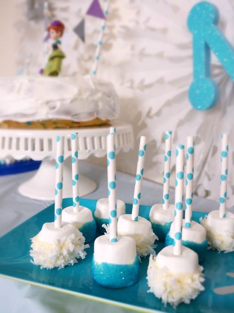 Frozen Marshmallow Pops, Frozen Birthday Party Food, Elsa Torte, Pastel Frozen, Food Favors, Cake Frozen, Kids Party Inspiration, Disney Frozen Birthday Party, Easy Homemade Gifts