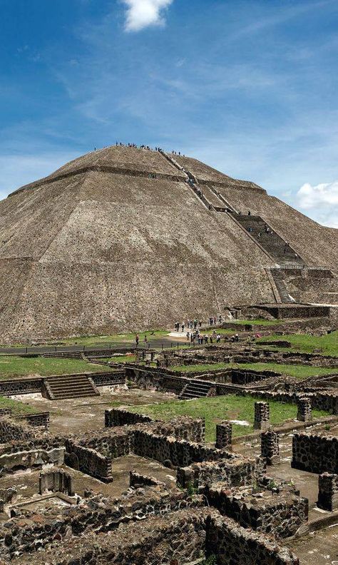 The pyramid of the Sun in Teotihuacanthe, world's third largest pyramid, Mexico Pyramid Mexico, Pyramid Of The Sun, Ancestral Art, Ancient Mexico, Aztec Culture, The Pyramids, Belize Travel, Tikal, Beautiful Castles