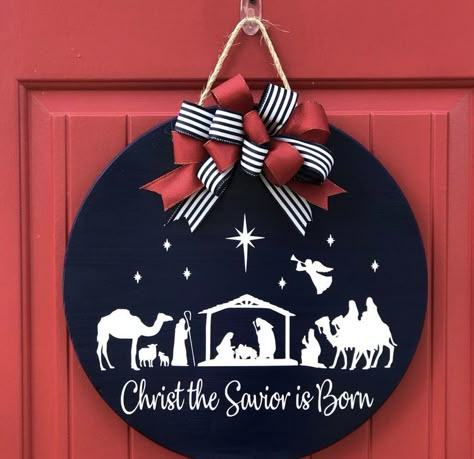 Round Door Signs, Round Wood Signs, Circle Signs, Circle Door, Christmas Door Hangers, Door Hanger Christmas, Front Door Christmas Decorations, Idee Cricut, Round Signs