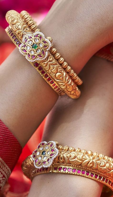 Temple Jewellery Earrings Gold, Nakshi Bangles Gold, Goan Jewellery, Kankanalu Gold Designs, Bridal Bangles Gold, Kasu Bangles, Jadau Bangles, Pearl Bangles Gold, Kada Bangles