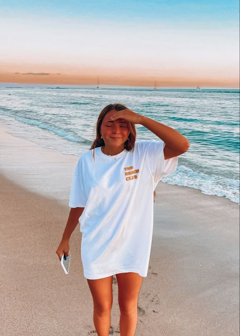 Swimsuit Coverup Ideas, Forever Chasing Sunsets, Beach Tshirt, The Beach Club, Preppy Sweatshirts, Baggy T-shirt, Chasing Sunsets, Trendy Crewneck, Hoodies Aesthetic