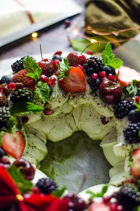 Matcha Pavlova, Matcha Meringue, Wreath Pavlova, Matcha Whipped Cream, Matcha Christmas, Pudding Ideas, Christmas Fare, Matcha Recipes, Matcha Dessert