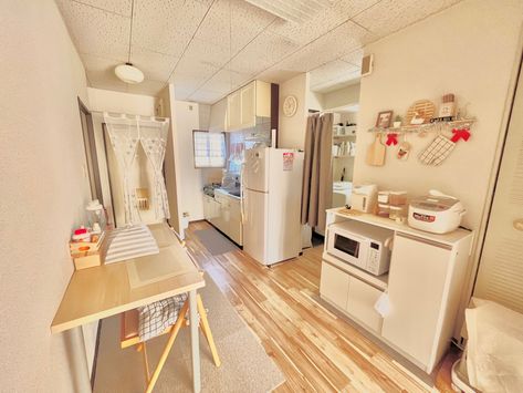 Aesthetic Japanese Apartment, Japanese Mini Apartment, Small Japanese Apartment Aesthetic, Inside Japanese Home, Cute Japanese Apartment, Japanese Tiny Apartment, Japan Small Apartment, Japanese Apartment Kitchen, Japan Apartment Aesthetic