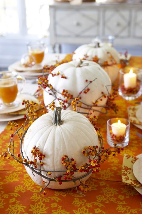 Les citrouilles peintes en blanc se parent de feuilles orangées... Décoration Table Halloween, Table Halloween, Fall Deco, Pumpkin Centerpieces, Autumn Decorating, Thanksgiving Centerpieces, Fabulous Fall, Deco Floral, Fall Centerpiece