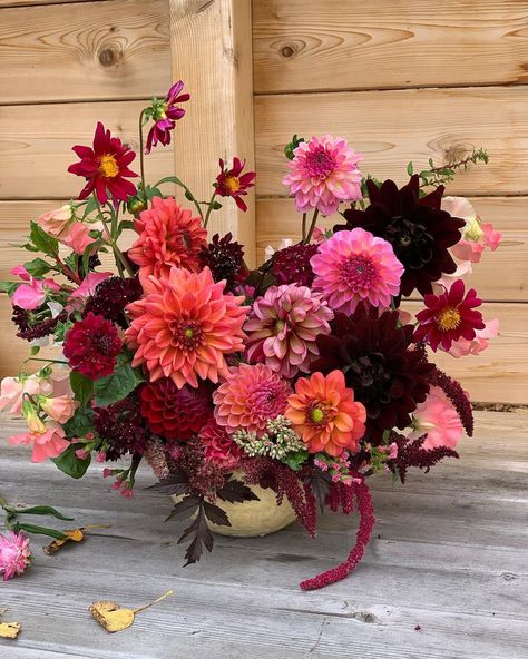 Dahlia And Rose Arrangement, Fall Wedding Flowers Dahlias, Dahlia Wedding Centerpieces Fall, Simple Dahlia Bouquet, Bright Fall Flowers, Dahlia Floral Arrangements, September Floral Arrangements, Dahlias Arrangement, Moody Flower Arrangements