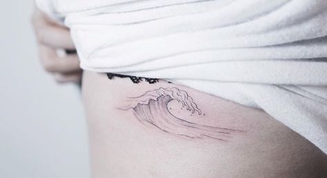 Wave Tattoo Black, Tattoo Para, Ocean Wave Tattoo, Tattoo Black And White, Wave Tattoo, Ocean Tattoos, Tattoo Black, Waves Tattoo, Foot Tattoo