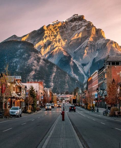 Canada National Parks, Banff Canada, Hiking Photography, Parks Canada, Park Pictures, Mountain Town, Dream Travel Destinations, Fall Travel, Explore Nature