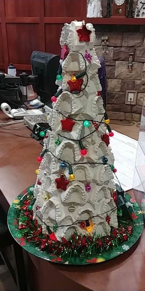 Office Christmas Tree, Dogs Recipes, Dentistry Office, Dentist Art, Office Board, Dentist Clinic, Dental Aesthetics, Dental Jokes, Dental Photography