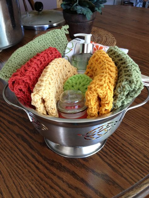 "Basket" I created for a benefit. I put everything in a colander. It included crochet dish cloths, kitchen towels, crochet pot holder, crochet "scrubbie", hand soap and a candle. Dishcloth Gift Basket, Dish Towel Gift Basket, Crochet Raffle Basket Ideas, Colander Gift Basket Ideas, Crochet Raffle Ideas, Soap Gift Basket, Kitchen Gift Baskets, Raffle Gift Basket Ideas, Craft Fair Vendor