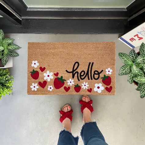 Our hello strawberry doormat is the perfect way to create an inviting summertime entry way! This outdoor doormat features daisy flowers, sweet strawberries and cute hearts in bright red, greens and white!  ✦Production time is 3 business days prior to shipping. Shipping is UPS Ground or USPS service. No PO Boxes, please. ✦All our coir welcome mats are natural brown in color. Minor variations are normal. ✦Each original design is available in 3 sizes: Small: 16x24, Standard: 18x30 and Oversized: 24 Classroom Door Mat, Painted Rugs Diy, Strawberry Doormat, Diy Outdoor Mat, Diy Painted Doormat, Doormat Painting, Welcome Mat Ideas, Coir Rugs, Diy Welcome Mat