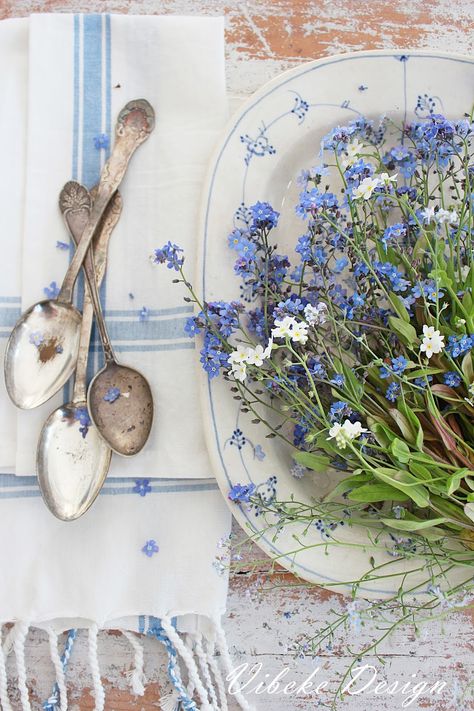 Farmhouse Blue, Vibeke Design, Blue Cottage, Blue And White China, Chic Kitchen, Shabby Chic Kitchen, Arte Floral, Cozy Cottage, Cottage Decor