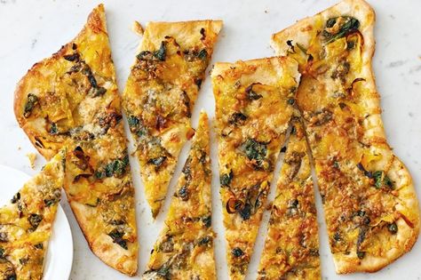 Butternut Squash and Smoked Cheddar Flatbread Pizza Butternut Squash Flatbread, Squash Flatbread, Adding A Fireplace, Flatbread Pizza Recipes, Cooking Advice, Flatbread Pizza, Pizza Pizza, Pasta Pizza, Easy Delicious Recipes