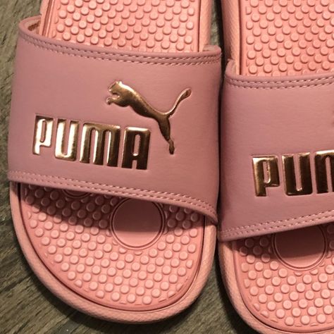 Puma Popcat Dusty Pink Strap With Metallic Rose Gold Chrome Top With Puma Embossed On Strap. Description: The Popcat Chrome Sandals Are Perfect For Those Who Want To Shine. Featuring A Metallic Strap With A Bold Puma Wordmark, You'll Step Out In Comfort With The Popcat's Moulded Footbed For Comfort. Tote K1-3 Puma Flip Flops, Puma Slides, Chrome Top, Rose Gold Chrome, Pink Pumas, Metallic Rose Gold, Gold Chrome, Womens Summer Shoes, Sporty Girls