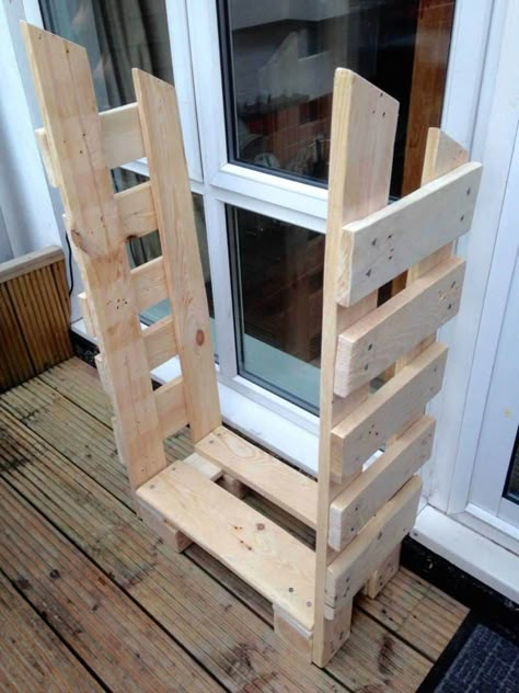 Wood Storage Garage, Log Store Ideas, Pallet Cabin, Pallet Sheds, Pallet Garden Benches, Glass Carving, Repurpose Pallets, Pallet Playhouse, Pallet Dog Beds