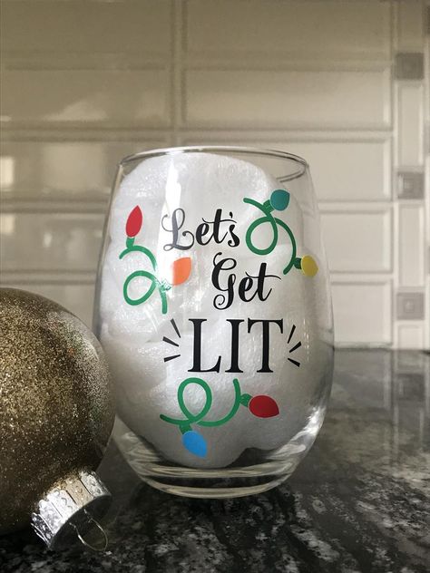 Thanksgiving Wine Glasses Vinyl, Cricut Wine Glass Ideas Christmas, Holiday Vinyl Projects, Wine Vinyl Ideas, Christmas Stemless Wine Glasses, Xmas Wine Glass Ideas, Christmas Glasses Vinyl, Vinyl Wine Glasses, Wine Glass Cricut Ideas