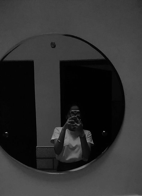 Black and white aesthetic Aesthetic Selfies For Instagram, Black Profile Photo, Girls Dp Black And White, Face Hide Mirror Selfie, Ig Dp Aesthetic, Photo For Instagram Profile, Aesthetic Dp For Insta, Insta Dp For Women, Ig Pictures Ideas Aesthetic