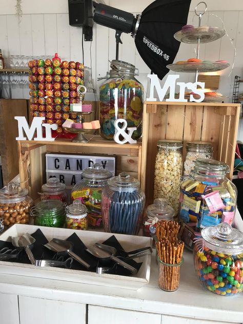 Candy Station Ideas Wedding, Candy Bar Inspiration, Diy Wedding Candy Bar, Wedding Snack Bar Ideas Appetizers, Wedding Evening Food, Wedding Crisp Station, Crisp Wall Wedding, Wedding Snack Table, Candy Table Wedding