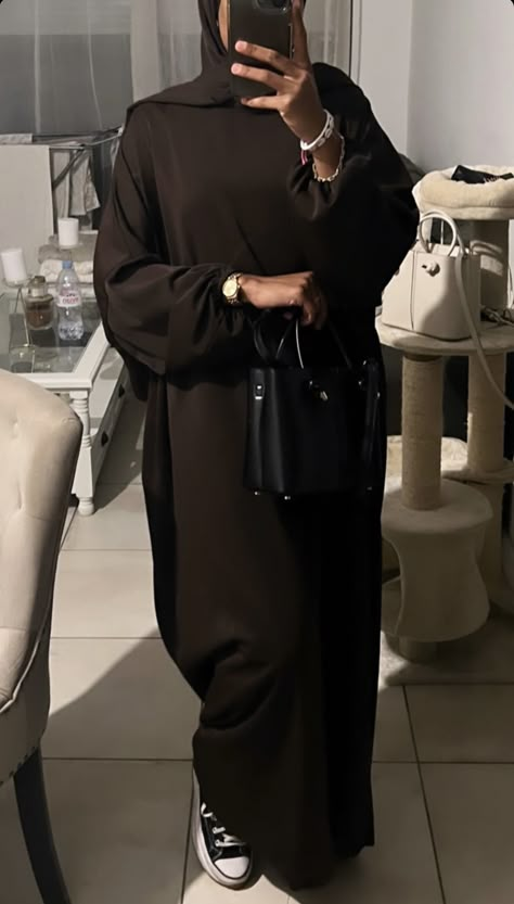 Abaya And Trainers, Abaya And Jordans, Formal Abaya Outfit, Abaya University, Everyday Abaya Outfits, Eid Abaya Outfit, Voile Outfit, Classy Abaya, Everyday Abaya