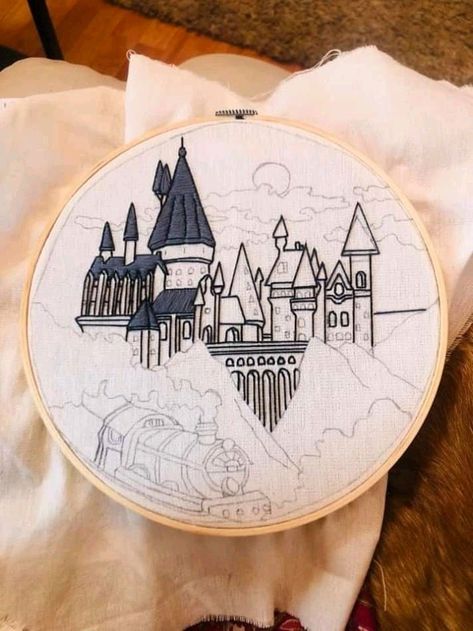 Hogwarts embroidery | Embroidery hoop art, Hand embroidery art, Embroidery inspiration Hogwarts Embroidery, Haft Vintage, Embroidered Things, Perler Ideas, Diy Embroidery Designs, Hand Embroidery Videos, Birthday Stuff, Art Attack, Art Embroidery