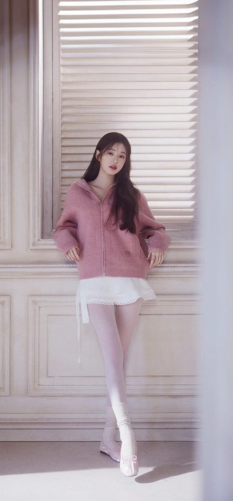 Wonyoung Inspired Wallpaper, Wonyoung Modeling, Outfits With Leggings Spring, Wonyoung Pink Outfit, Pink Wonyoung Wallpaper, Wonyoung Full Body Pic, Jang Wonyoung Outfit, Wonyoung Casual, Spring Outfits With Leggings