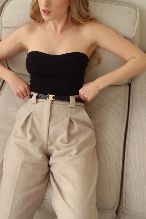 Casual Tube Top Outfit, Tube Top And Trousers Outfit, Black Top And Trousers Outfit, Black Celine Belt Outfit, Beige With Black Outfit, Casual Ingenue Style, Outfit Ideas With Belt, Trousers With Belt Outfit, Beige Tube Top Outfit