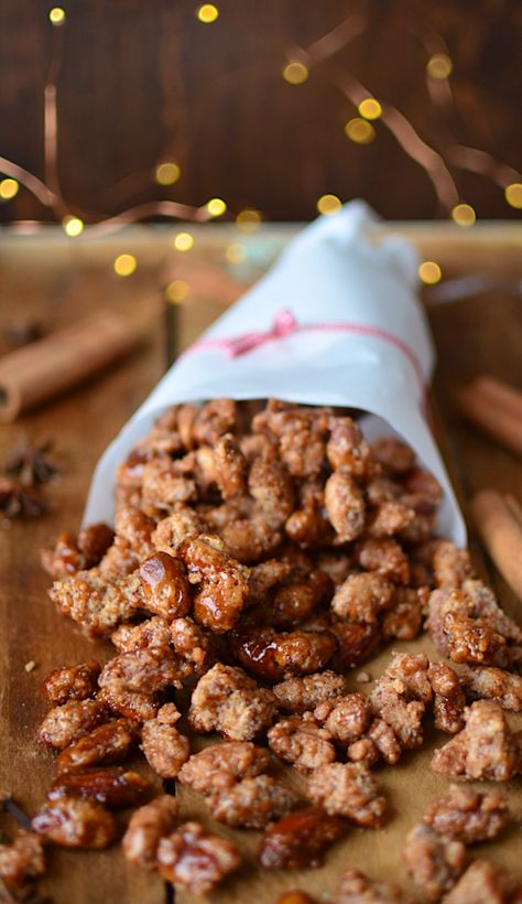 These stovetop candied almonds are PERFECT. The crunchy texture and the German spice makes them so festive. Roasted Almonds Recipe, Jul Mad, Candied Almonds, German Christmas Markets, Nut Recipes, Roasted Nuts, German Christmas, Snacks Für Party, Roasted Almonds