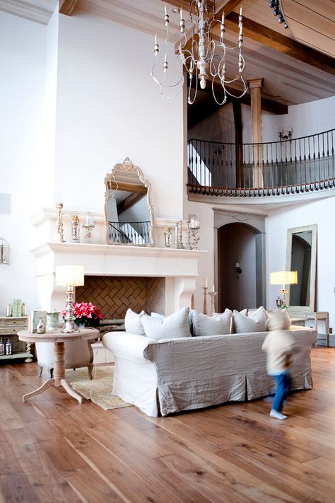 French Country Living Room Decor. Love this shot - those expansive ceilings + that chandelier = love. #kathykuohome Alice Lane Home, House Of Turquoise, A Living Room, Home Fashion, 인테리어 디자인, تصميم داخلي, My Dream Home, Design Interior, Great Rooms