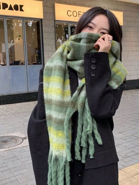 Long Scarf Outfit, Green Scarf Outfit, Knit Scarf Outfit, Scarf Aesthetic, Striped Sweater Outfit, Trendy Scarf, How To Wear A Blanket Scarf, Trendy Scarves, Ny Outfits