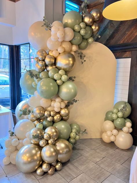 Sage Green Balloon Arch Backdrop, Birthday Party Ideas Green And Gold, Green And Beige Party Decor, Green Theme Graduation Party, Light Green Birthday Theme, Sage Green Grad Party, Sage Green Birthday Party, Baby Shower Balloon Decor, Deco Ballon