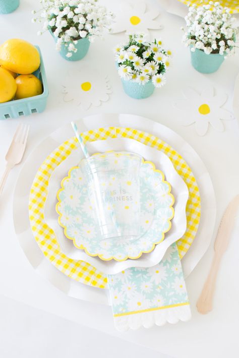 A Daisy Inspired Spring Tablescape to celebrate this season in style Sunshine And Daisy Birthday, Happy Birthday B, Lemonade Stand Birthday, Diy Floral Centerpieces, Spring Party Decorations, Spring Table Settings, Spring Entertaining, Daisy Party, Spring Table Decor