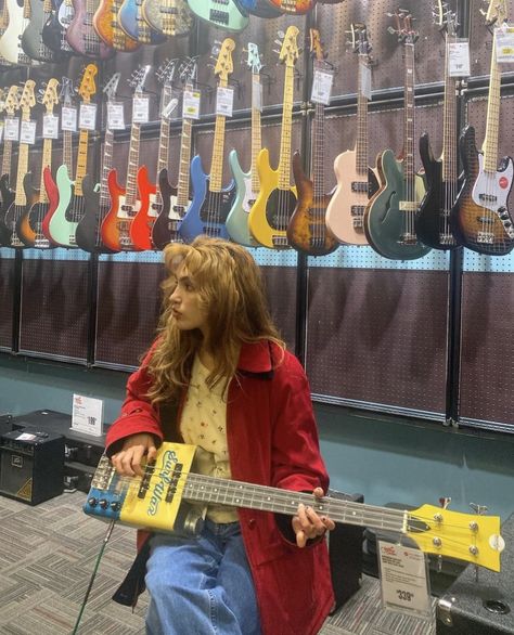 Woman Playing Electric Guitar, Guitar Teacher, Playing Guitar, Electric Guitar, Pretty People, Beautiful People, Guitar, Celebrities