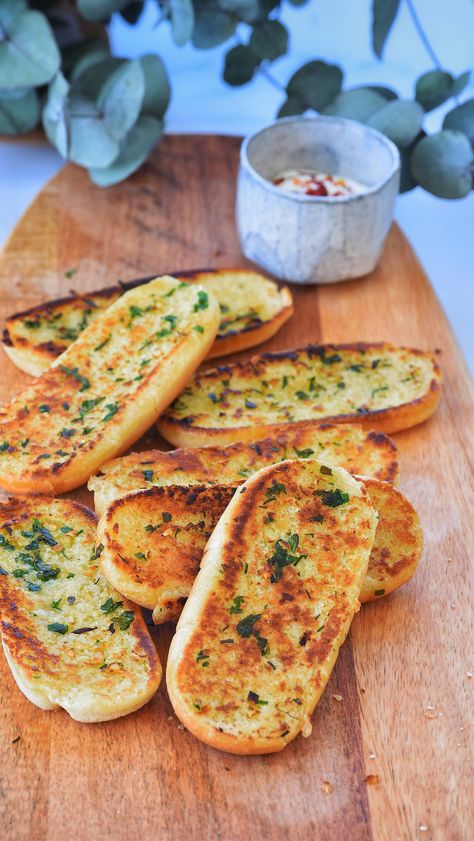 Garlic Bread With Sliced Bread, Quick Garlic Bread, Bread Wallpaper, Chicken For Lunch, Simple Grilled Chicken, Easy Garlic Bread, Paratha Roti, Hot Dog Bun, Pizza Bread Recipe