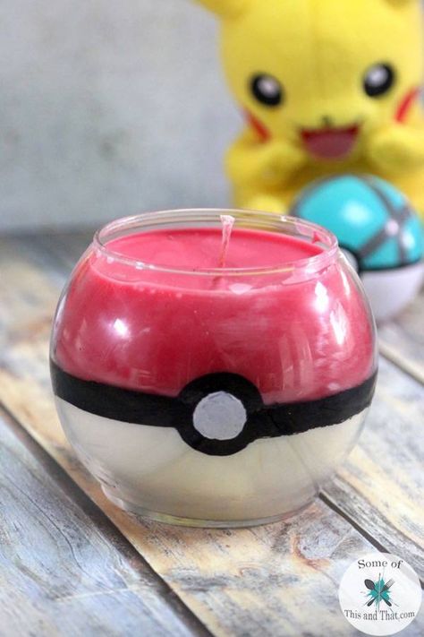 Diy pokeball candles Pokeball Diy, Diy Pokeball, Diy Pokemon Crafts, Diy Geek, Diy Candles Easy, Geek Diy, Pokemon Diy, Nerd Crafts, Pokemon Craft