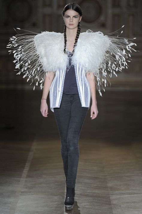 Serkan Cura Spring 2013 Couture Feather Inspired Fashion, Bird Inspired Dress, Bird Inspired Fashion, Sculptural Fashion Wearable Art, Bird Outfit, Wings Fashion, Bird Fashion, Shoulder Piece, Feather Fashion