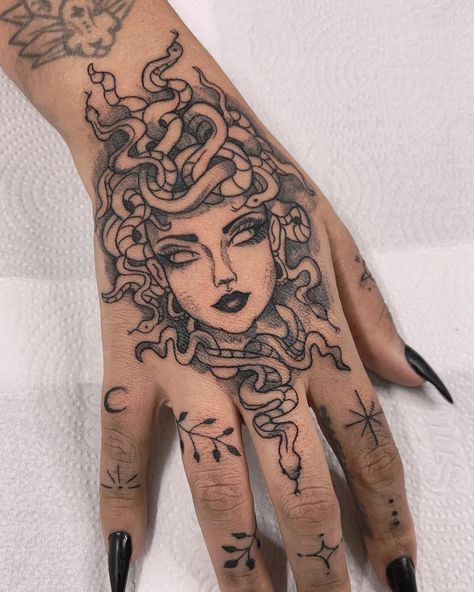 30+ Medusa Tattoos That Will Give Everyone Nightmares - 100 Tattoos Tato Paha, Tato Dada, Tato Dengan Makna, Medusa Tattoo Design, Tattoos Geometric, Tato Lengan, Forearm Tattoo Women, Medusa Tattoo, Hand Tattoos For Women