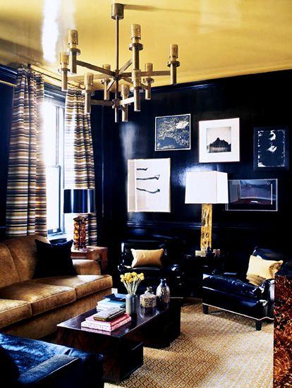 lacquered black walls and yellow ceiling in a living room by Steven Gambrel Steven Gambrel, Living Room New York, Gold Living Room Decor, Lacquered Walls, Gold Living, Gold Living Room, Black Living Room, Urban Loft, Eclectic Living Room